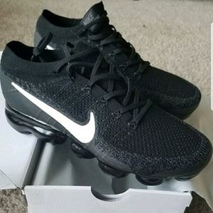 SOLD Men's Nike Black and White Vapormax NEW w/box